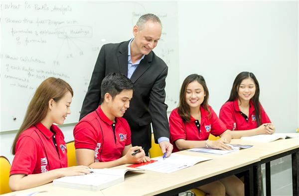 Nhà giáo là người nước ngoài giảng dạy ngoại ngữ tại cơ sở giáo dục nghề nghiệp phải có bằng cử nhân trở lên và có chứng chỉ giảng dạy ngoại ngữ phù hợp. Nhà giáo là người nước ngoài giảng dạy ngoại ngữ tại cơ sở giáo dục nghề nghiệp phải có bằng cử nhân trở lên và có chứng chỉ giảng dạy ngoại ngữ phù hợp.